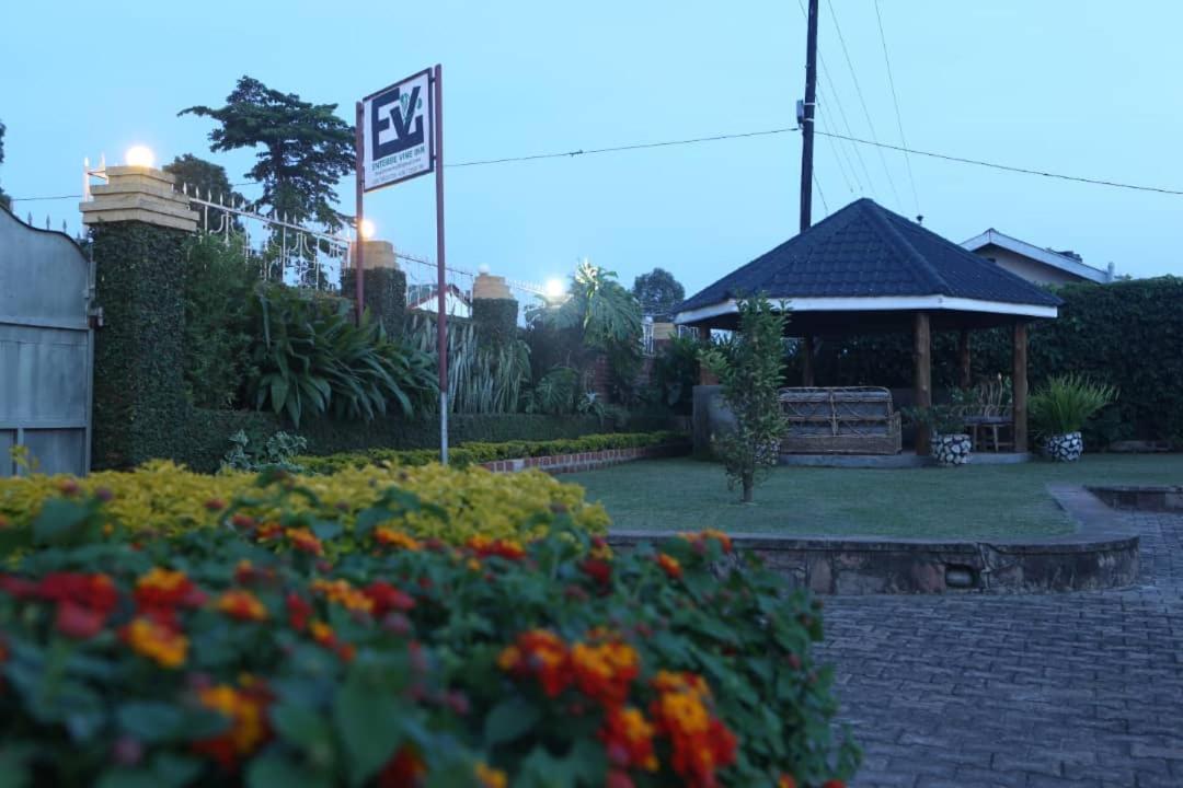 Entebbe Vine Inn ภายนอก รูปภาพ